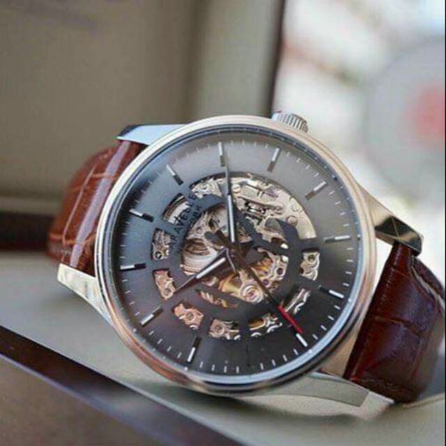 C.a.ravelle new york 
🌟size 42mm
🌟máy automatic 💥 dây da vân màu nâu 💥 bảo hành 2 năm