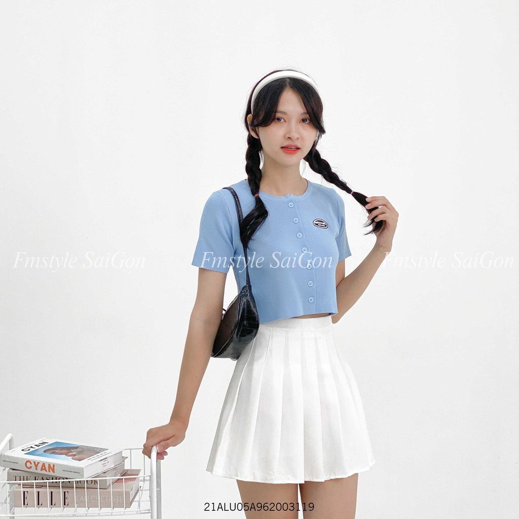 Áo len nữ tay ngắn gài nút mác thêu, áo croptop cộc tay kiểu dáng ulzzang Hàn Quốc Fmstyle Saigon 21ALU05A962003 | BigBuy360 - bigbuy360.vn