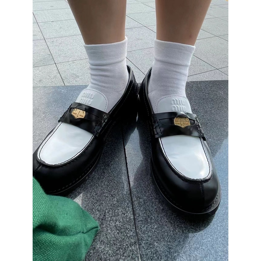 Miu Momen Tạp Dề Da Với Dây Da Và Kim Loại Trang Trí