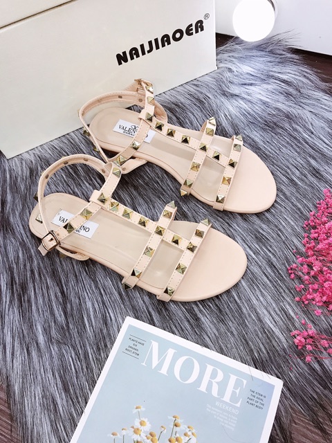 Sandal đinh tán