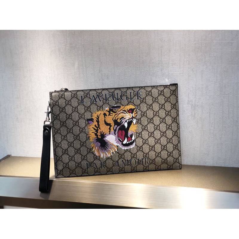 clutch cầm tay nam kéo khóa có quai cầm in họa tiết đầu hổ Gucci GC