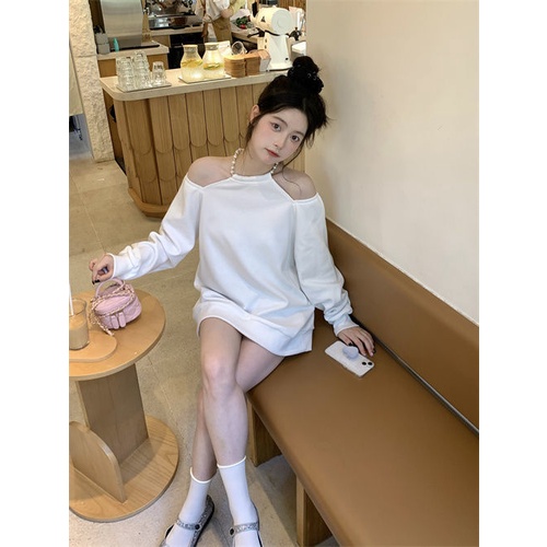 Áo sweater COZOKC trễ vai tay dài dáng rộng đính ngọc trai giả dễ thương