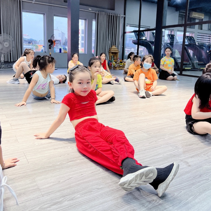 Set Bộ Thể Thao Áo Thun Croptop Quần Dài Joggers Bé Gái Học Nhảy Hiện Đại Tiktok Zumba Cá Tính 18-40kg FaneKids FA019