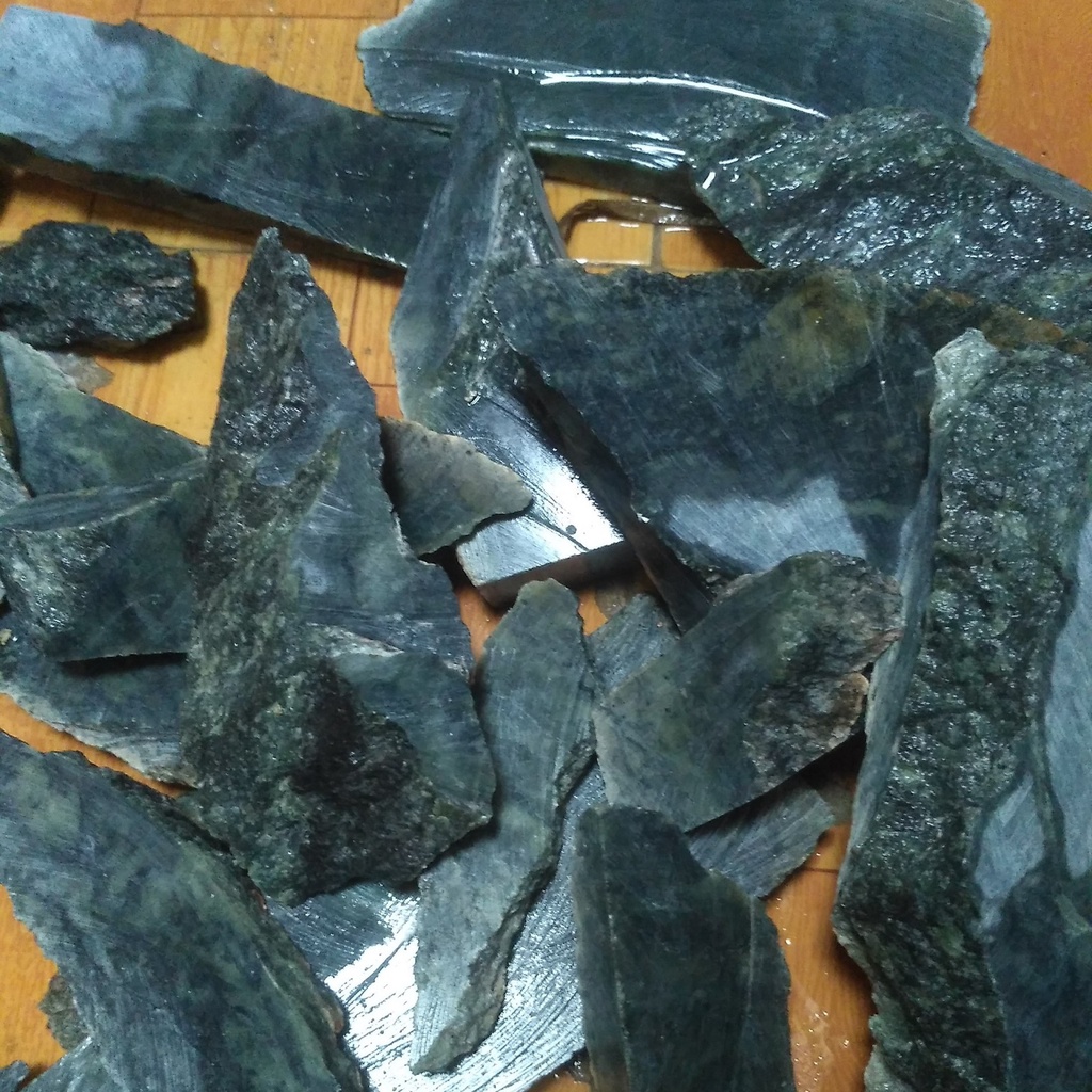 100GR Đá Thô Nephrite Xanh