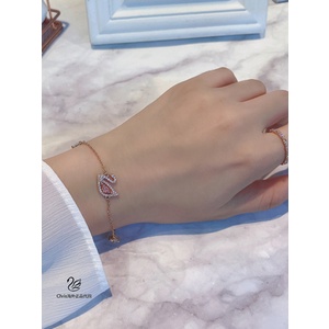 Hộp Quà Vòng Tay Hình Thiên Nga Màu Hồng Lấp Lánh