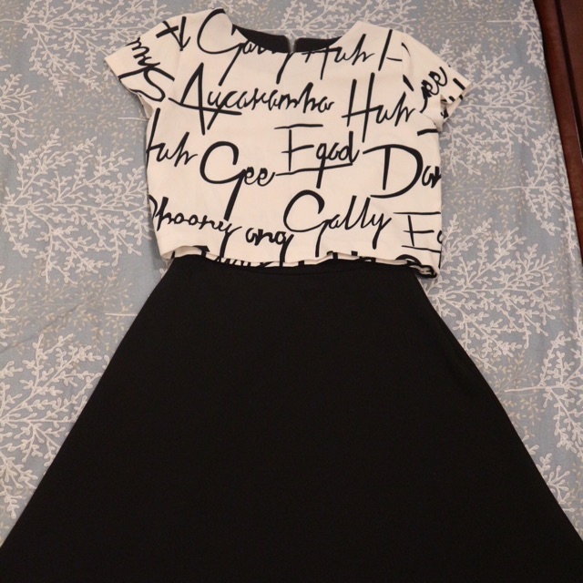Bộ công sở kết hợp giữa áo croptop hoạ tiết nổi bật và váy xoè đen sz S