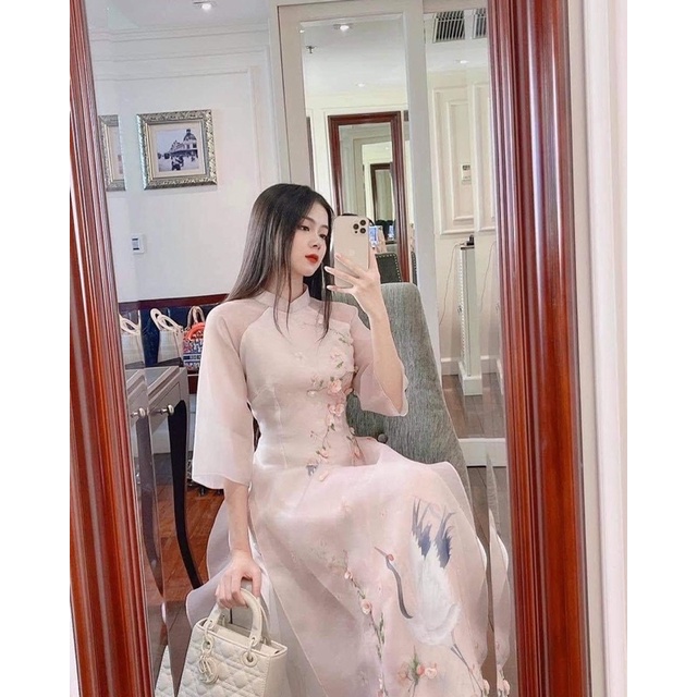 Áo dài cách tân von hồng thêu hồng hạc trắng tinh tế
