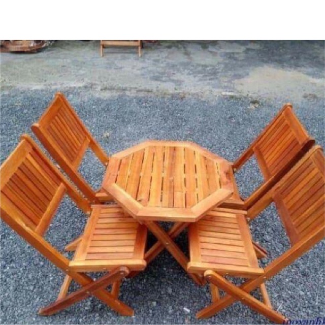 Ghế gấp gỗ nhỏ và bàn trà tiệm trà chanh