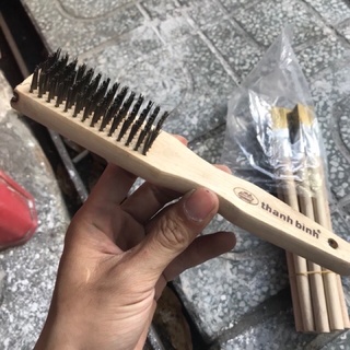 bàn chải sắt  cán cây cầm tay