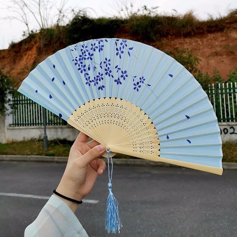 Quạt cổ trang dây tuyến xanh hoa Sakura lụa xếp cầm tay phong cách Trung Quốc quà tặng xinh xắn