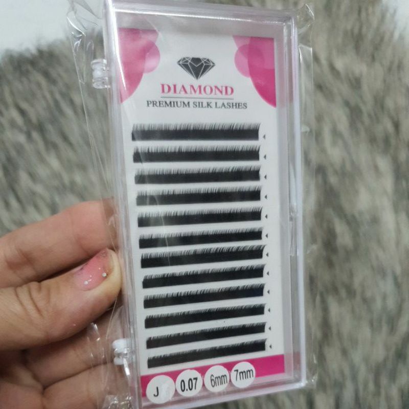 Mi dưới cong B và chân mày cong J