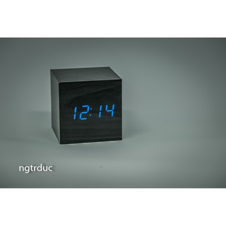 Đồng hồ gỗ LED để bàn vuông