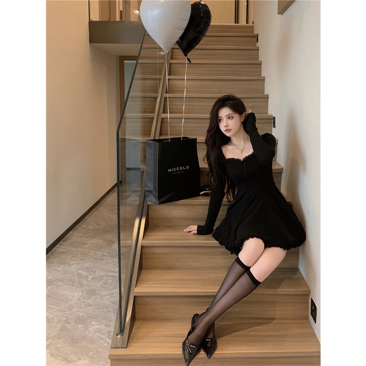 Váy xòe dài tay cổ vuông viền bèo