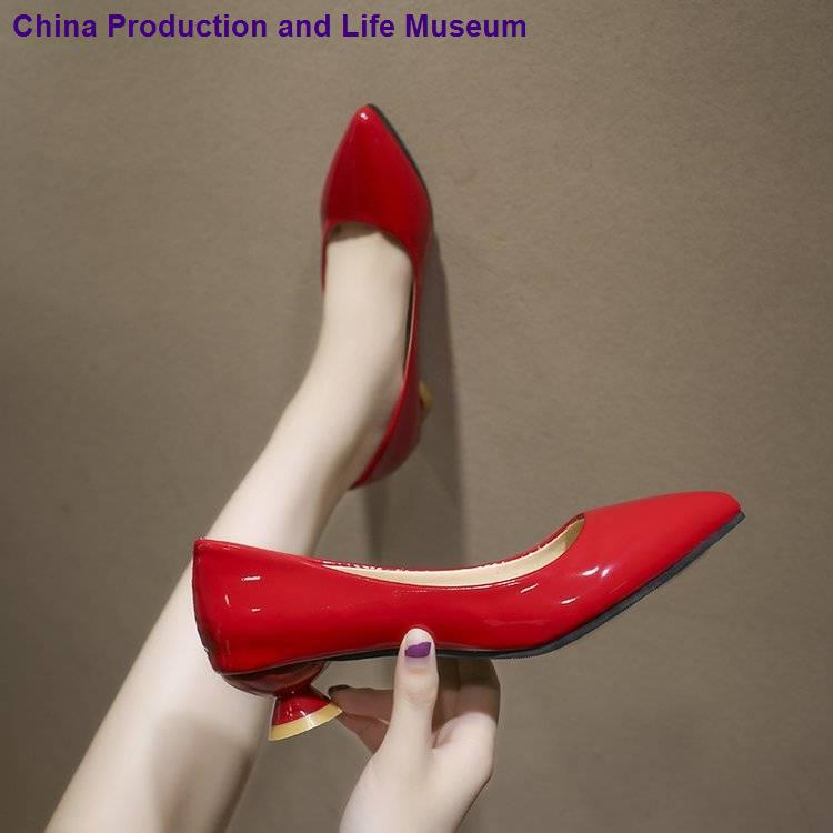 ►⊕▣Giày cao gót mũi nhọn bằng da bóng màu đỏ rượu vang chống trượt hình mèo nhỏ dành cho bạn nữ
