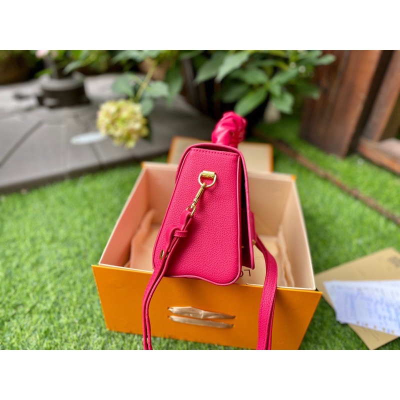 Túi đeo chéo twist handle lv
