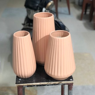 Bình hoa gốm sứ gân kẻ dọc 2 màu đen và hồng