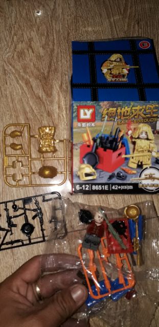 Lắp ráp 1 hộp LegoBattle Hộp thính kèm áo giáp và  phụ kiện bằng nhựa LY8651