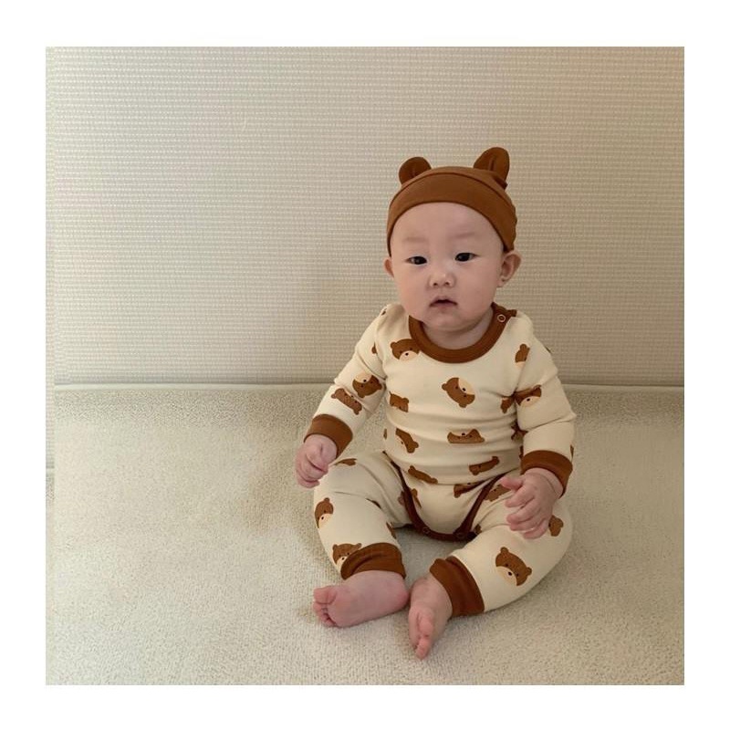 Set đồ ngủ ba món gồm áo liền quần tay dài in hình gấu + quần legging lưng cao + mũ cho bé sơ sinh
