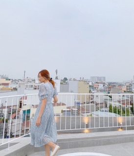 đầm hoa voan tay phồng cổ V