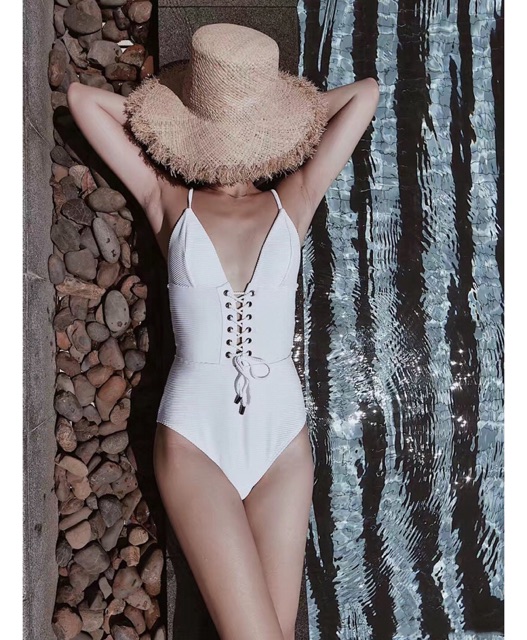 [BKN486] &lt;HÀN&gt; BODYSUIT TRẮNG VẢI GÂN ĐAN DÂY NGỰC KIỂU HÀN