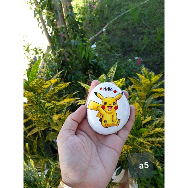 Pikachu cute vẽ tay trên đá cuội