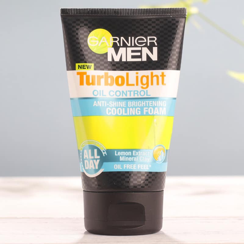 Sữa rửa mặt kiềm dầu sáng da dành cho nam Garnier Men Turbolight Oil nhiều loại
