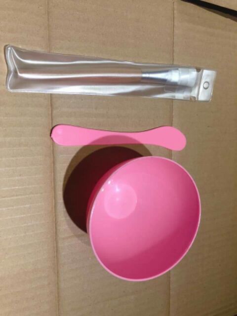 Chổi,  cọ cán gỗ dùng đắp mặt nạ