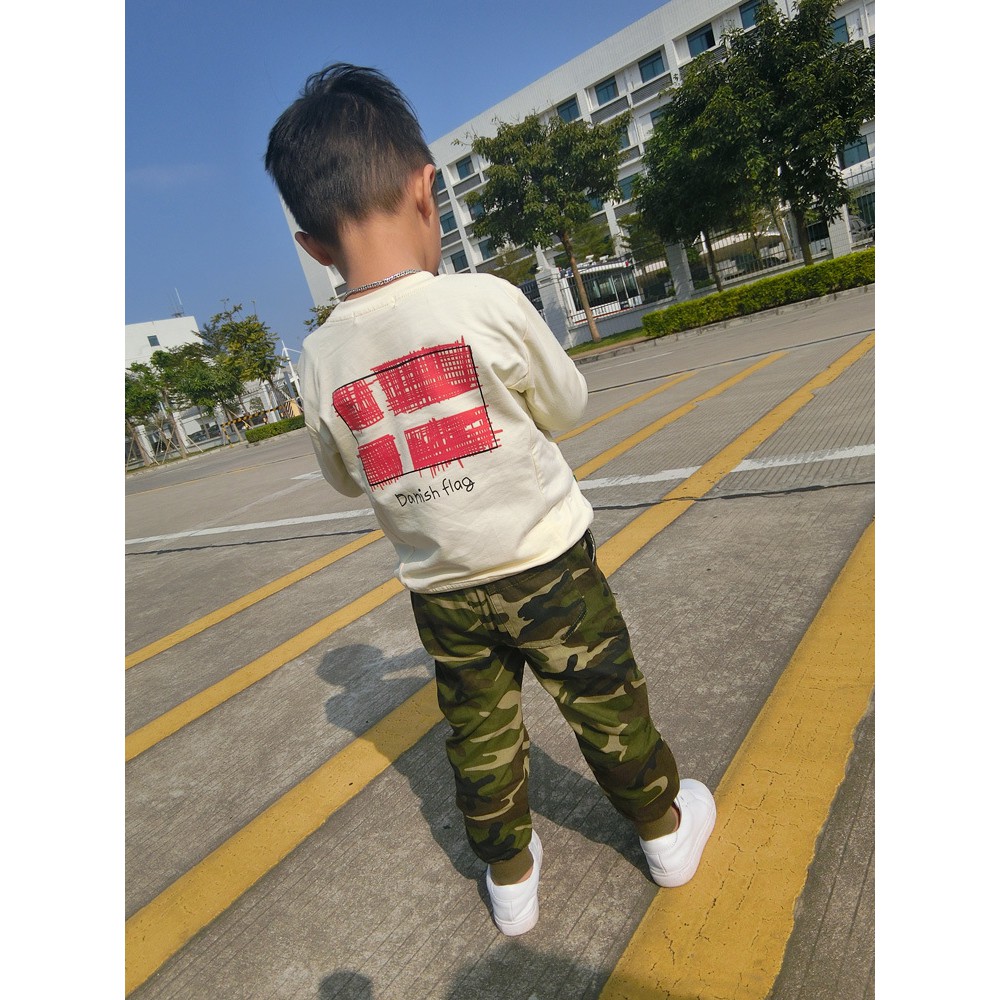 Áo thun dài tay bé trai in hình cờ có khóa kéo hai bên