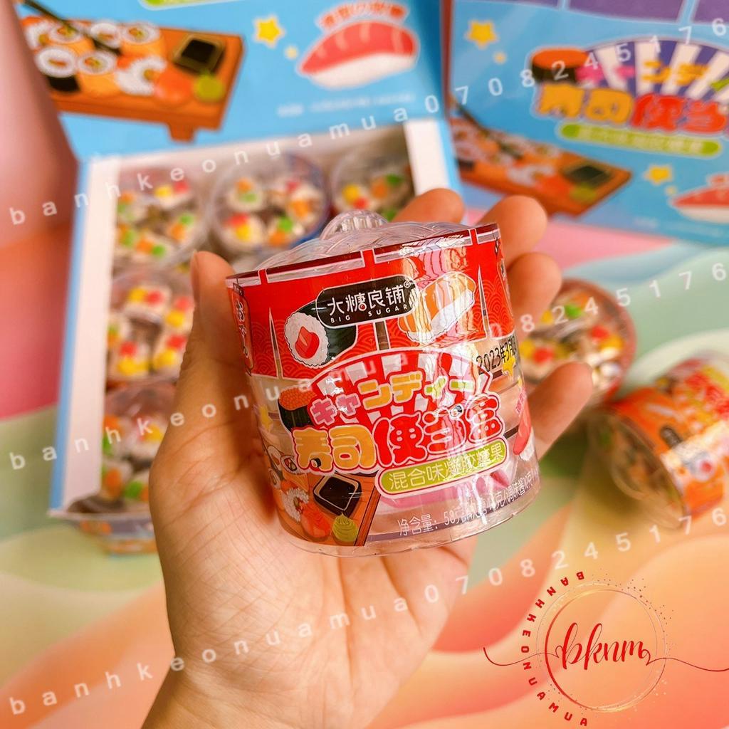 Kẹo dẻo sushi cơm cuộn kèm siro chấm- đựng trong xửng hấp 4 tầng trong suốt dễ thương cho bé Hongkong hộp  58gam
