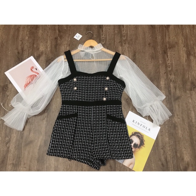 Set trang phục áo voan ren tay dài bo thun cổ trụ màu trắng và jumpsuit ngắn caro màu đen hai dây [H2501]