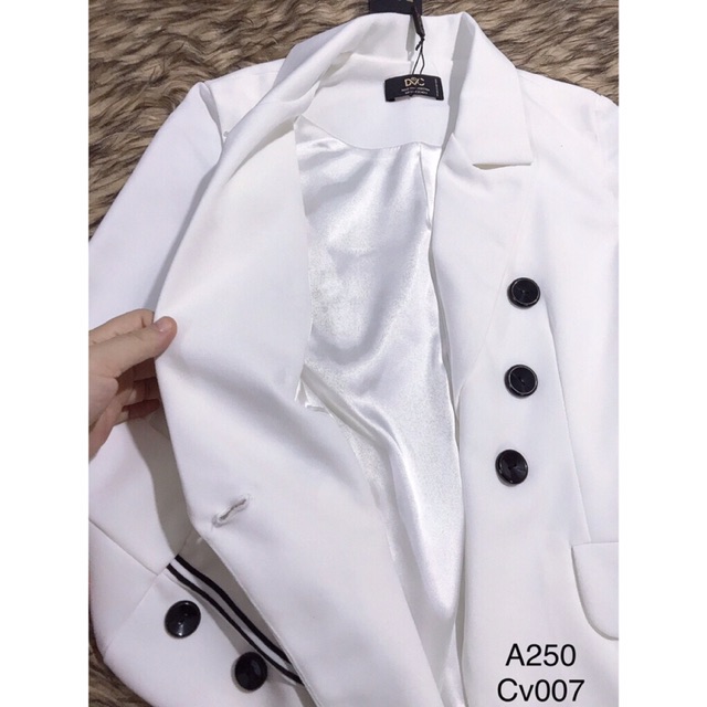 Sét áo vest trắng phối viền kèm chân váy xếp ly thiết kế DVC