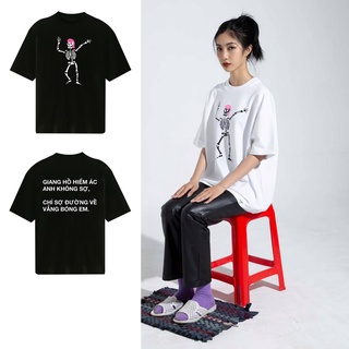 Áo Giang Hồ Hiêm Ác Anh Không Sợ, Chỉ Sợ Một Ngày Vắng Bóng Em mặc phong cách trẻ trung, nam nữ mặc form cực đẹp