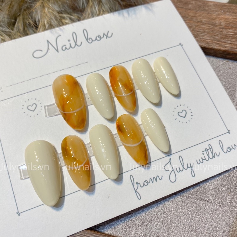 Móng úp vân đá hổ phách thiết kế tròn nhọn trắng sữa đơn giản julynails.vn nb140