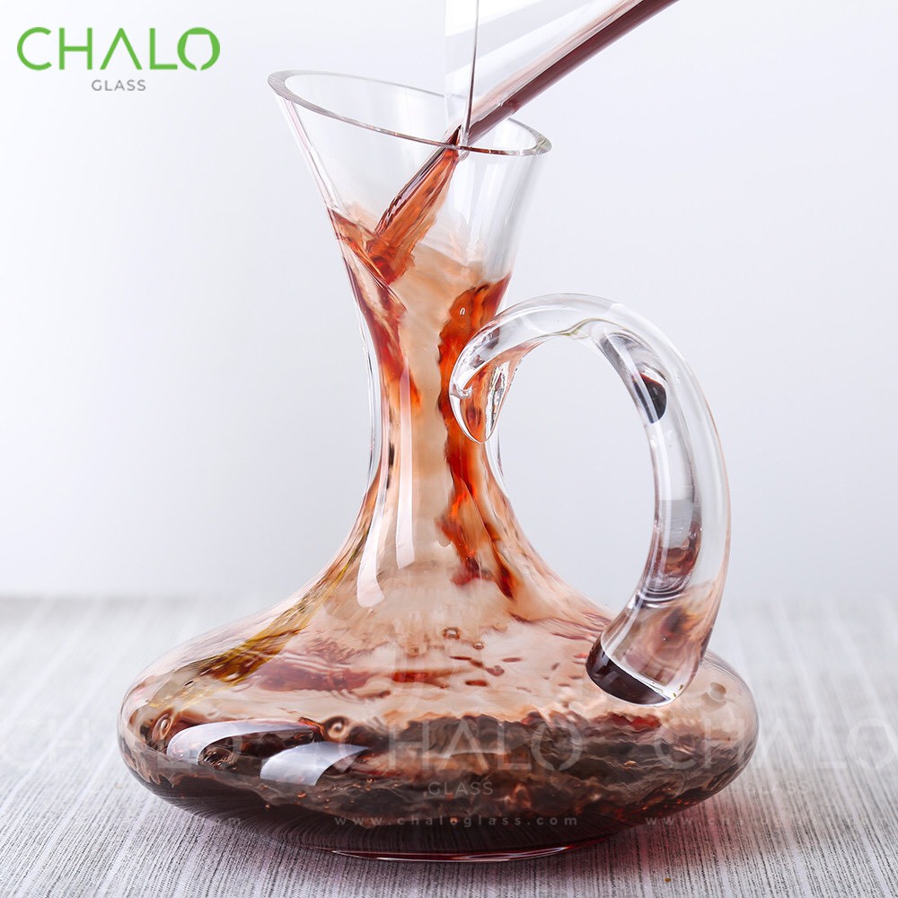 Bình thở rượu vang Decanter có quai miệng vát 1700ml - Sản xuất thủ công