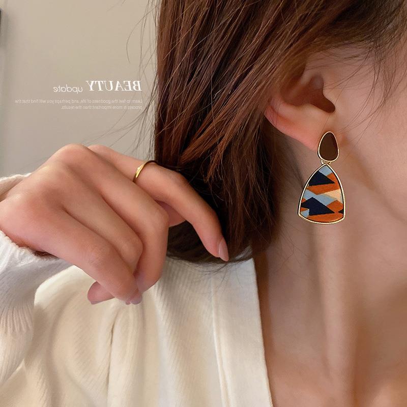 Khuyên Tai Hình Tam Giác Phối Màu Tương Phản Phong Cách Retro Thời Trang Hàn Quốc