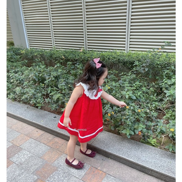 Đầm đỏ cổ ren trắng đính nơ bé gái_Lennco