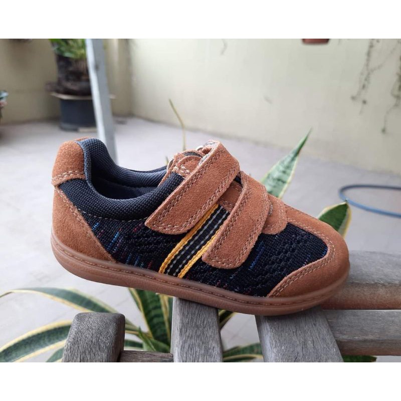 Giày xuất cho bé