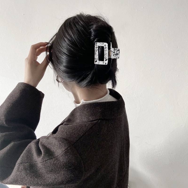 Kẹp tóc họa tiết bò sữa đen trắng