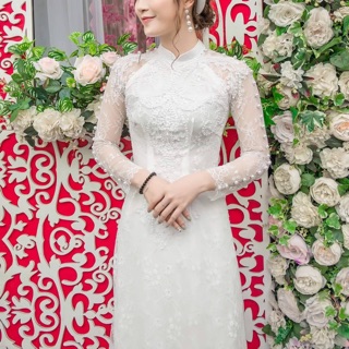 Áo dài dâu trắng tinh khôi giúp cô dâu thêm xinh đẹp, sang choảnh đẹp nhẹ nhàng.