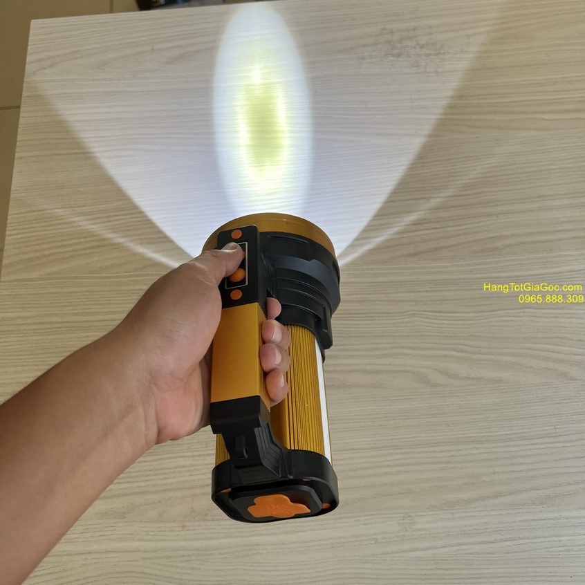 Đèn pin xách tay cao cấp siêu sáng chiếu xa 800m, pin cực khỏe chiếu sáng 16 tiếng, có cổng sạc dự phòng