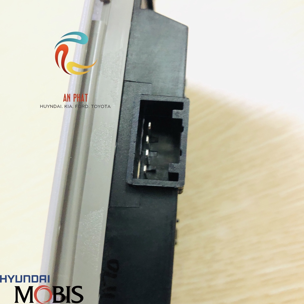 Công tắc đèn trần sau Kia Carens 2007-2012 928704D500QW chính hãng MOBIS HÀN QUỐC