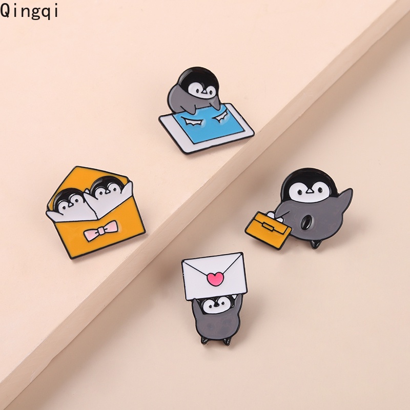Ghim cài áo Miss Zoe hình chú chim cánh cụt trong phong bì đáng yêu