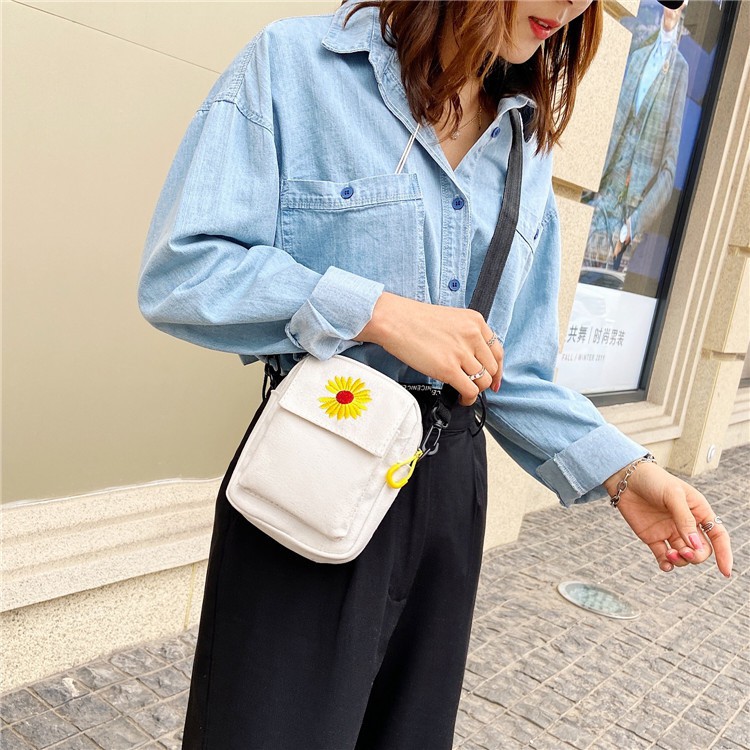 Túi đeo chéo nhỏ thêu hình hoa cúc