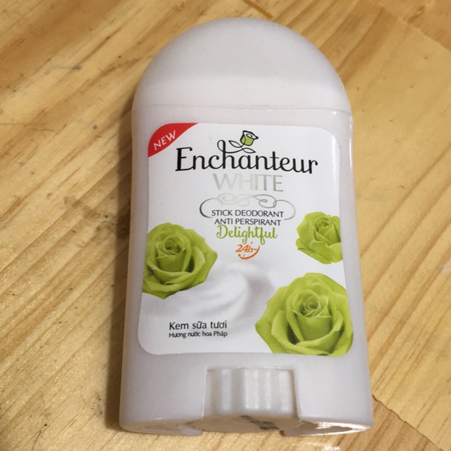 Sáp khử mùi trắng da Enchanteur Delightful 40g | BigBuy360 - bigbuy360.vn