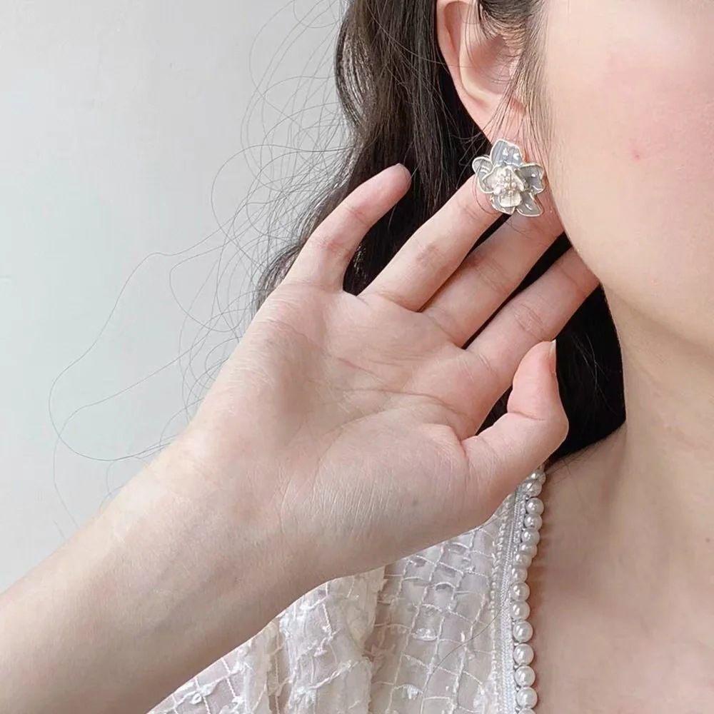 Khuyên Tai Kẹp Hình Hoa Ba Chiều Vintage Tráng Men Màu Xanh Dương Cho Nữ