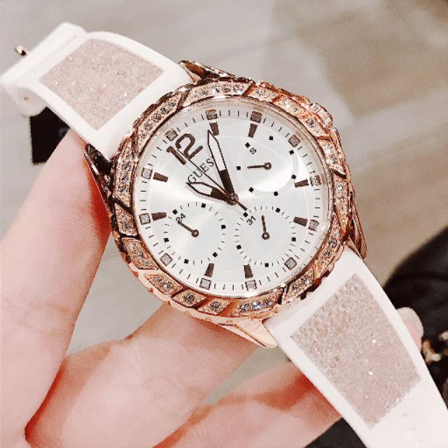 Hàng hiếm, ít ai có. #Guess silicon trắng full trắng. 🌟 Dây da đính đá siêu đẹp. Việt Nam đang bán hơn 6 triệu.