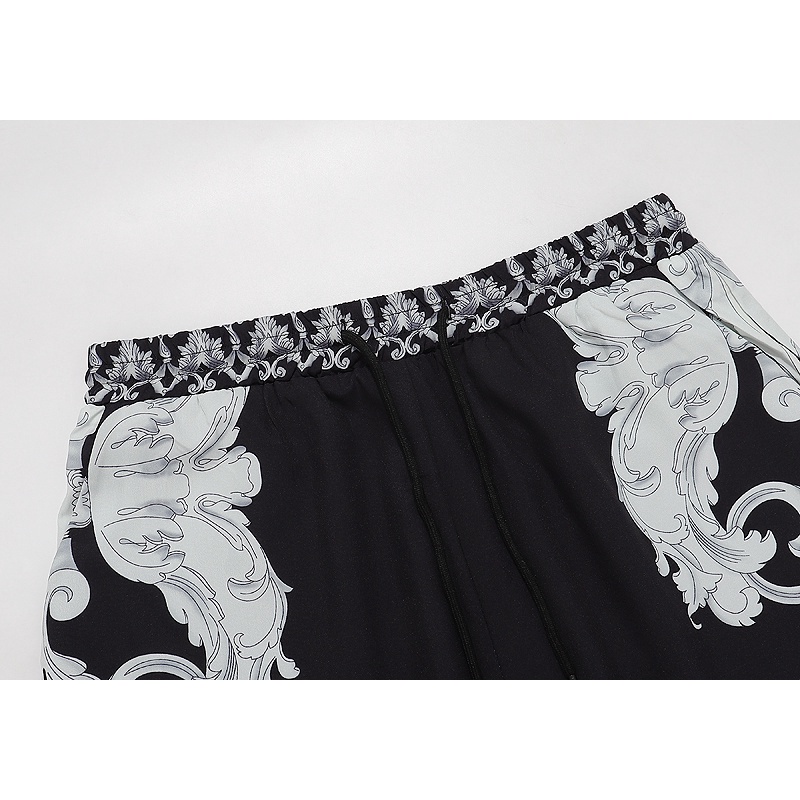 Quần Short Versace In Họa Tiết Trẻ Trung Hợp Thời Trang Hè