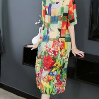 Đầm suông in hoa phối 1 bên nút