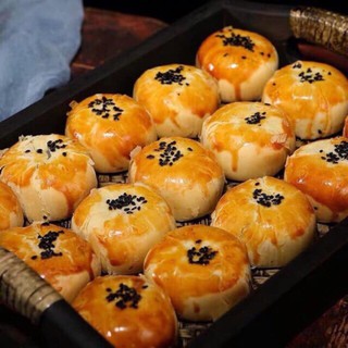 1 HỘP 44 CHIẾC BÁNH TRỨNG ĐẬU ĐỎ MÈ ĐEN