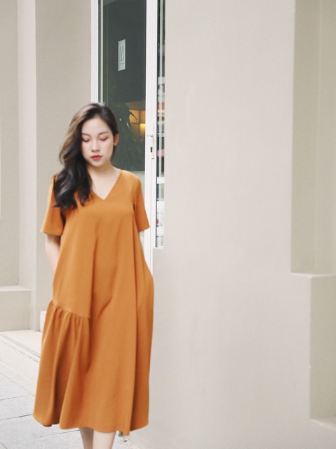 Đầm Cổ V Đuôi Cá Nhúm 1 Bên Phom Suông Rộng Chất Mát Không Nhăn